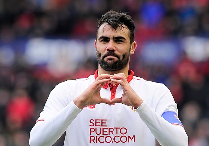 Iborra celebra el gol mientras el jugador del Sevilla luce el brazalete de capitán