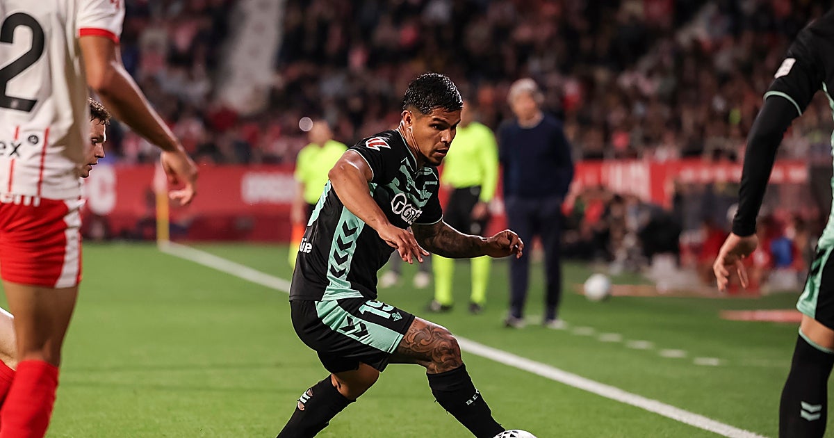 Cucho Hernández Substituted at Half-Time in Girona-Betis Due to Knee Discomfort: Bakambu Steps In and Delivers Assist for 1-2 Goal