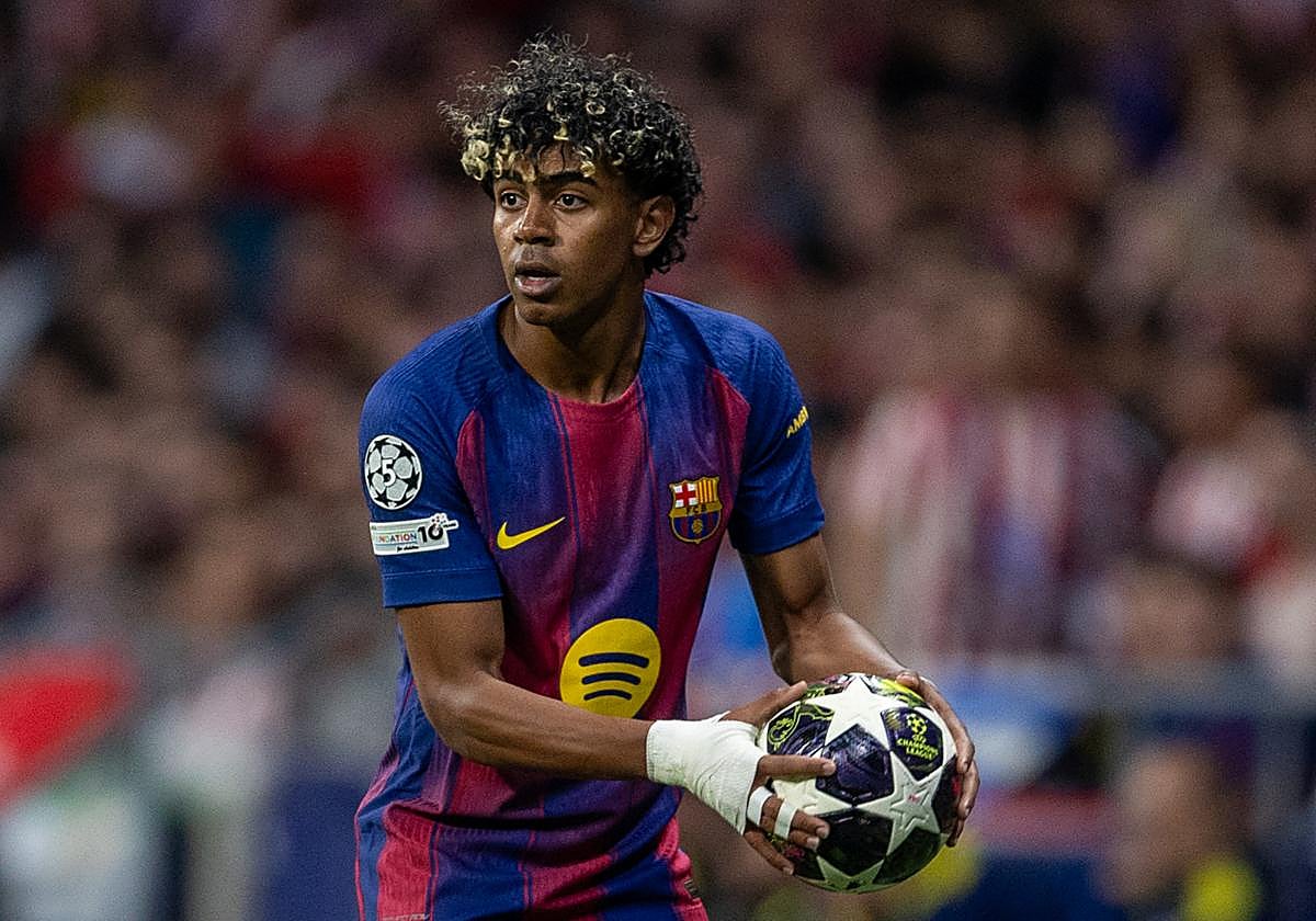 Lamine Yamal abandonando el campo