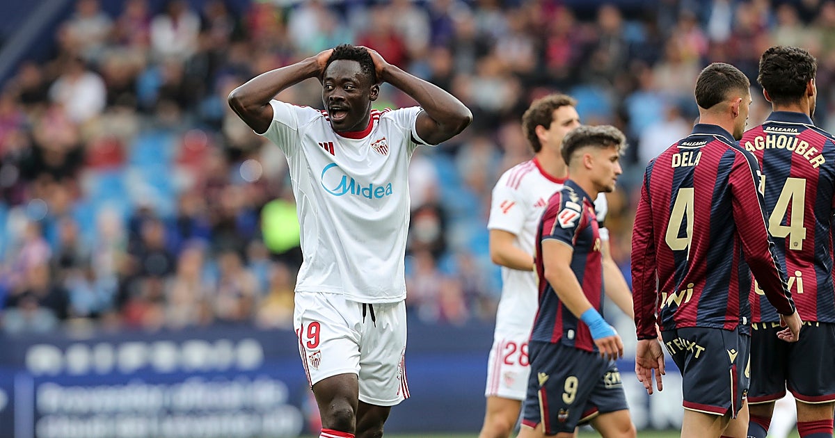 Levante UD - Sevilla FC: El Sevilla mancha su jueves de Feria y se desploma hacia un descenso inevitable (2-0)