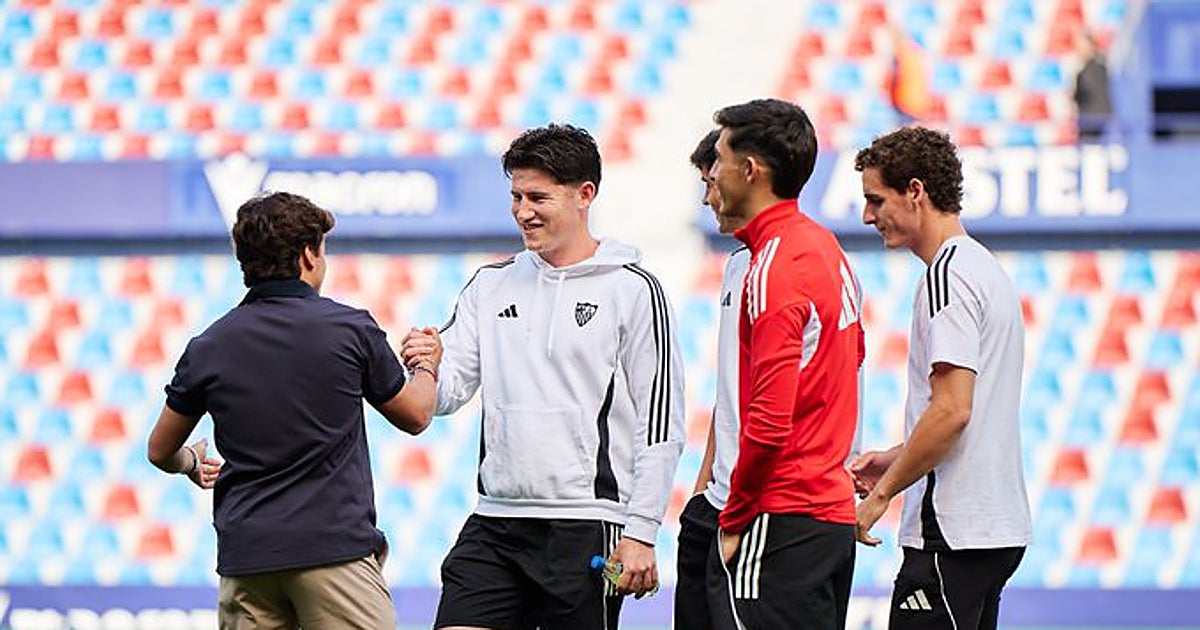 García Plaza defiende su once cargado de canteranos del Sevilla FC