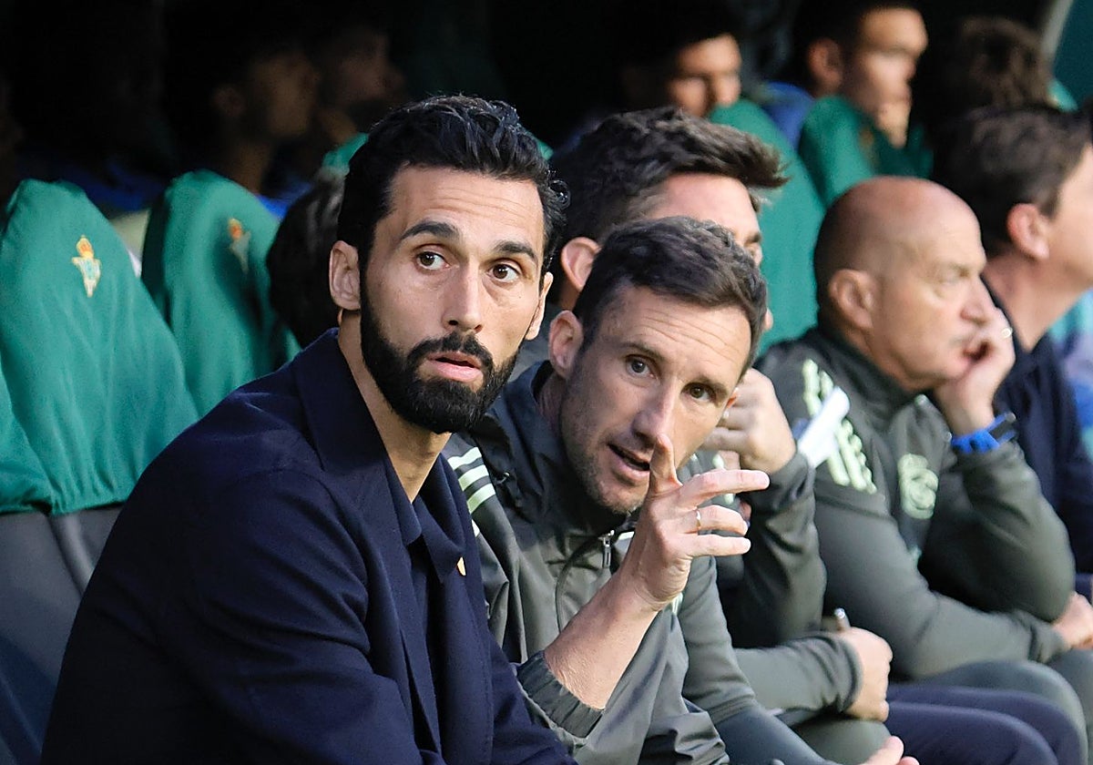 Álvaro Arbeloa gesticulando en la banda durante el partido