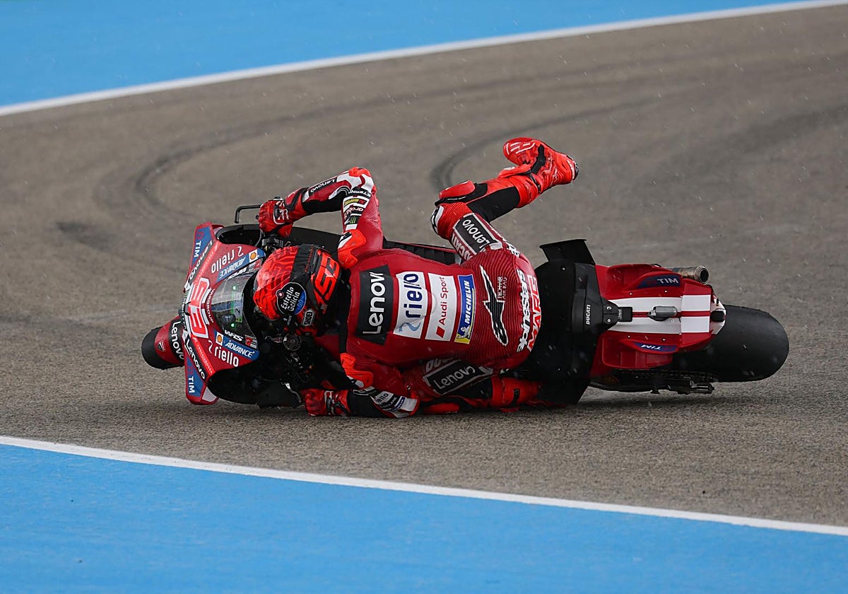 Marc Márquez lo hace todo bajo la lluvia: se cae, gana la esprint y ...