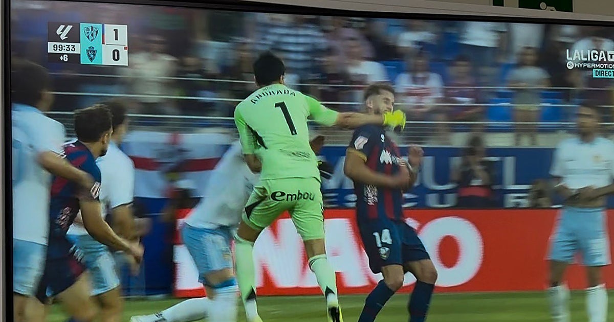 Un puñetazo en la cara de Andrada a Pulido provoca una batalla campal en el Huesca-Zaragoza