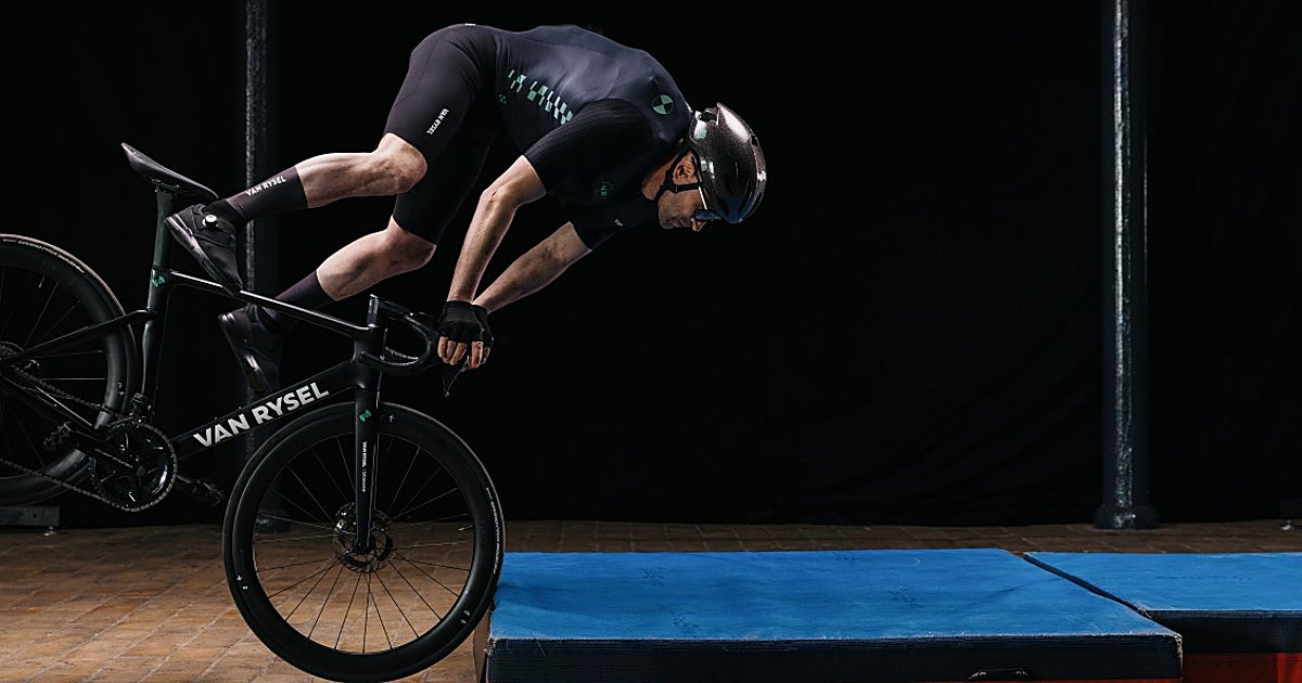 Un traje con airbag para mitigar las caídas: «Los ciclistas van cada día más rápido»