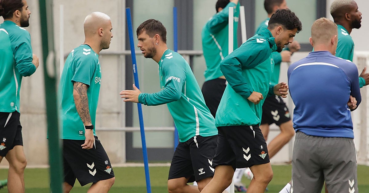 Entrenamiento del Betis con las ausencias de Bartra y Ortiz