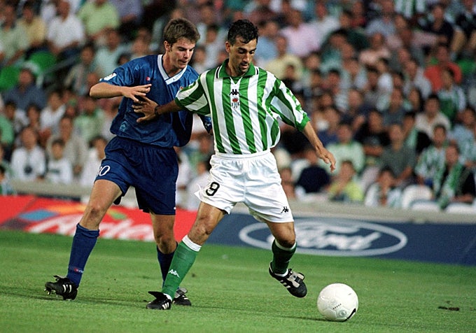 Oli conduce el balón en el Betis-Oviedo de la temporada 99-00