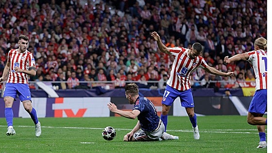 Atlético-Arsenal: vaya desastre de árbitro