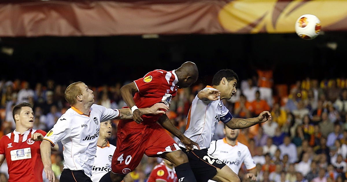 El gol de M'Bia en Mestalla cumple 12 años con el Sevilla ahora al borde del abismo