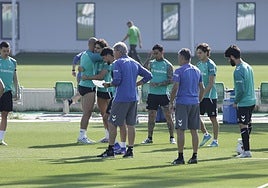 Alineaciones oficiales del Betis - Oviedo de LaLiga EA Sports 2025-2026: Excepto Isco, once de gala de Pellegrini