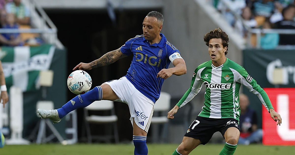La gran ovación de la Cartuja a Cazorla durante el Betis - Oviedo