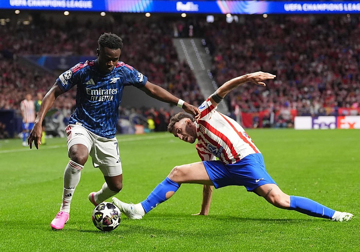 Matteo Ruggeri, ante Saka, en el partido de ida de la semifinal.