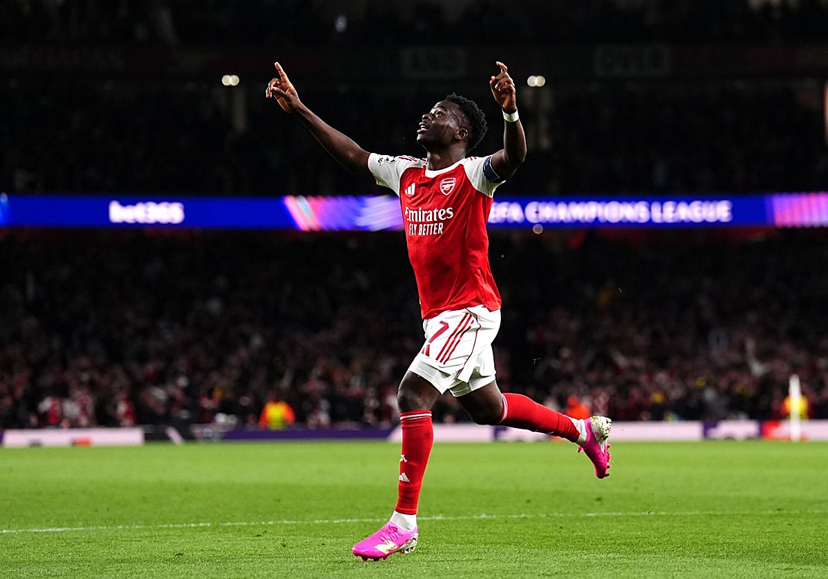 Saka celebra el único tanto del partido