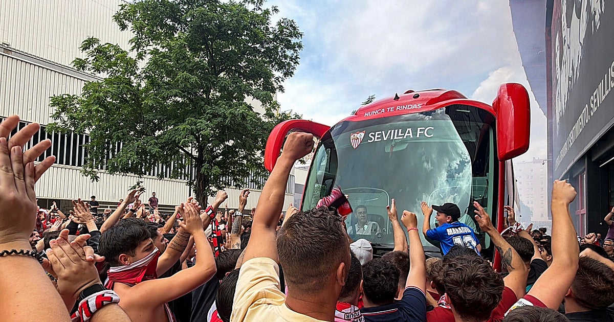 El sevillismo se da cita en el Sánchez-Pizjuán para dar el último aliento a su equipo