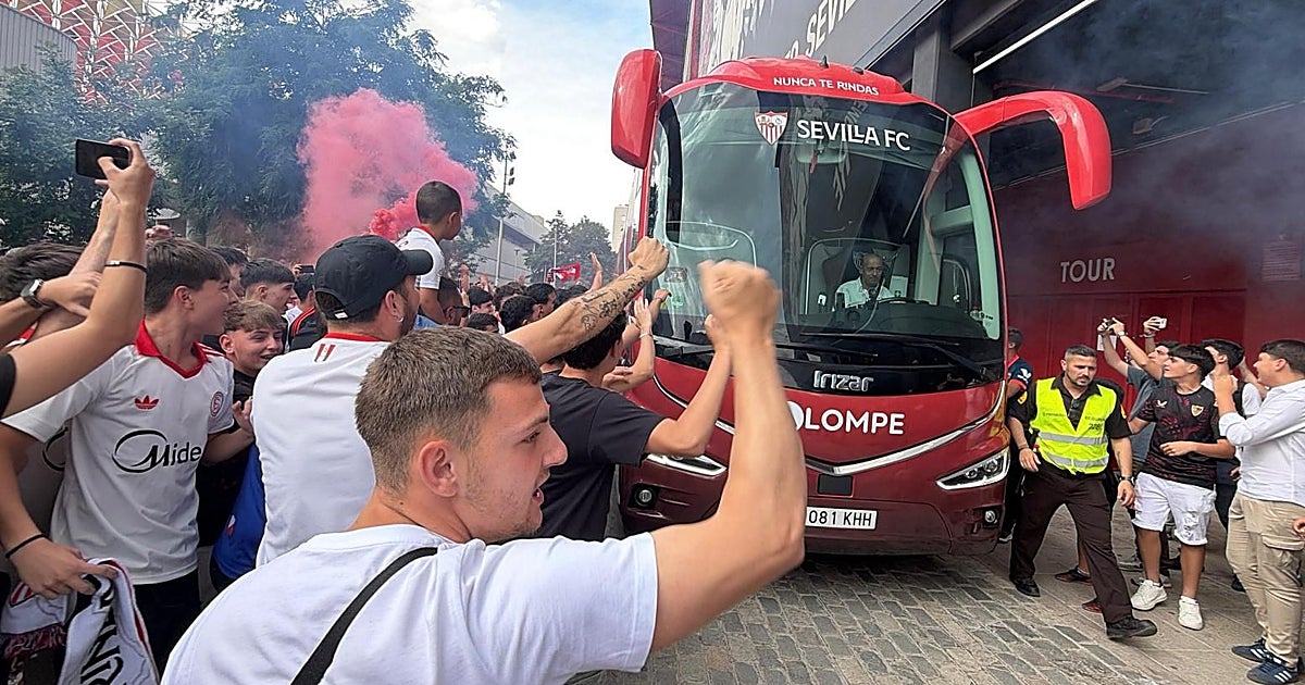 La afición del Sevilla FC vuelve a volcarse para dar el último aliento al equipo