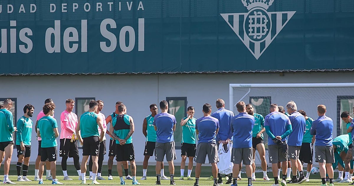 Bakambu vuelve con el grupo en el entrenamiento previo al Real Sociedad - Real Betis
