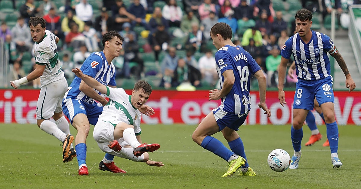 El Elche y el Alavés empatan y el Sevilla arrancará el partido ante el Espanyol fuera de los puestos de descenso