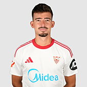 Imagen - Imperio en el juego aéreo como siempre. Sigue siendo el mariscal de la defensa del Sevilla.