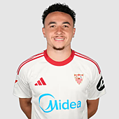 Imagen - En la imagen inicial aparece como titular en la banda derecha, pero compagina el mediocampo con la banda izquierda. Más voluntad que éxito.