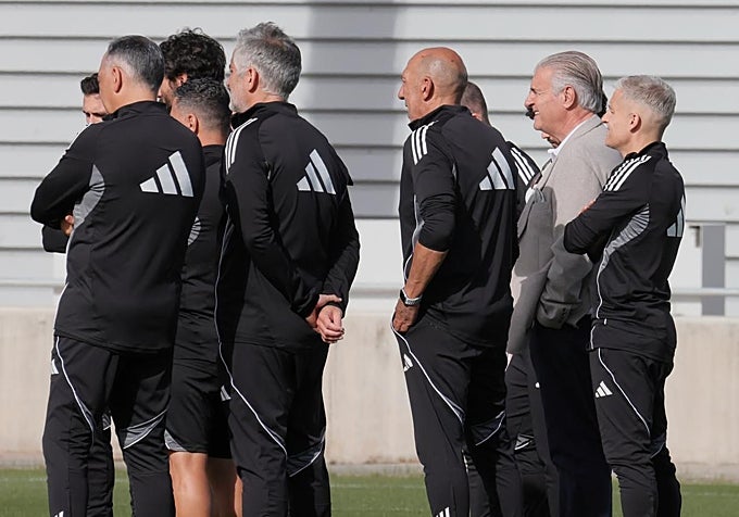 Antonio Cordón junto al cuerpo técnico en el entrenamiento