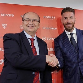 El vicepresidente del Sevilla, José Castro, le da la mano a Sergio Ramos.