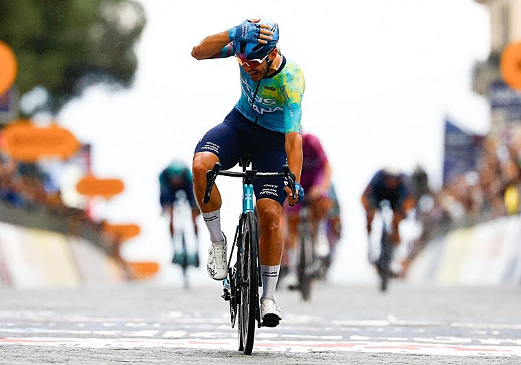 El Giro provoca una caída al esprint con una curva en U y piso de adoquín