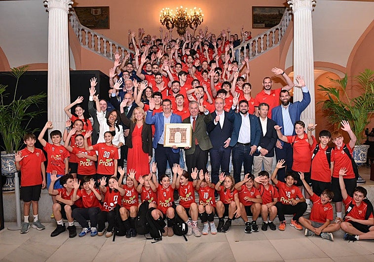 El Cajasol Sevilla BM Proin recibe el reconocimiento del Ayuntamiento tras su ascenso a la Asobal