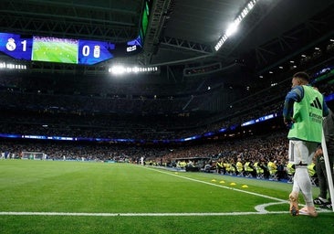 Florentino acaricia, el Bernabéu azota