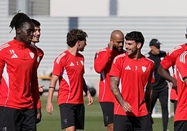 Isaac Romero vuelve a la convocatoria del Sevilla FC para el partido ante el Real Madrid
