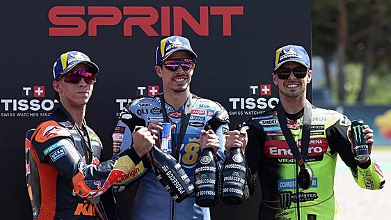 Álex Márquez gana la esprint ante Acosta y una caída impide el liderato de Martín