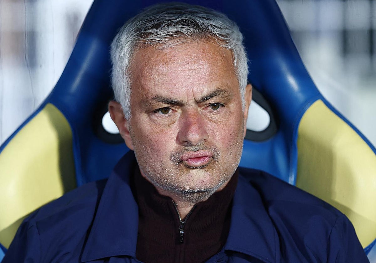 Mourinho, durante el Estoril-Benfica de este sábado en la Liga portuguesa.