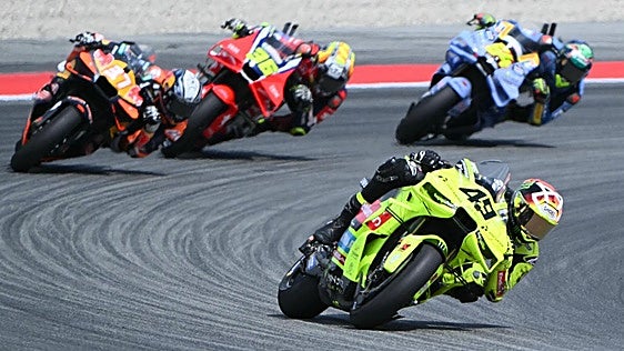 El espeluznante accidente de Álex Márquez empaña la victoria de Di Giannantonio