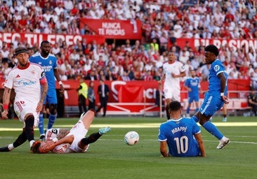 Un gol de Vinicius le da los tres puntos al Madrid en Sevilla