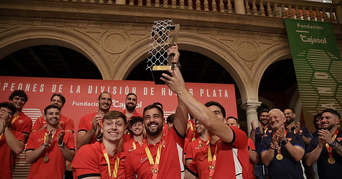 El Cajasol Sevilla BM Proin, condecorado por la Federación Española de Balonmano