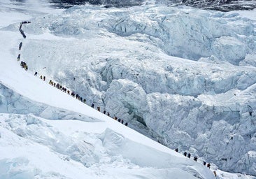 Atasco en el Everest: 275 alpinistas suben a la cima del mundo en un solo día y baten un nuevo récord