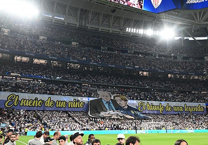 El tifo en homenaje a Carvajal en el fondo sur del Bernabéu.