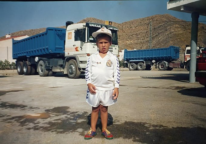 Enrique Riquelme, de niño, en la imagen publicada en sus redes sociales.