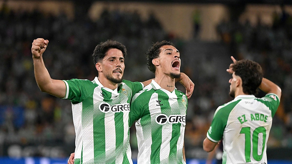 Fornals celebra con Antony el 2-1 del Betis ante el Levante