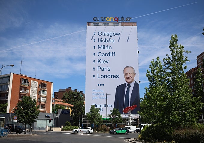 La lona, con la imagen y el lema de campaña de Florentino Pérez.