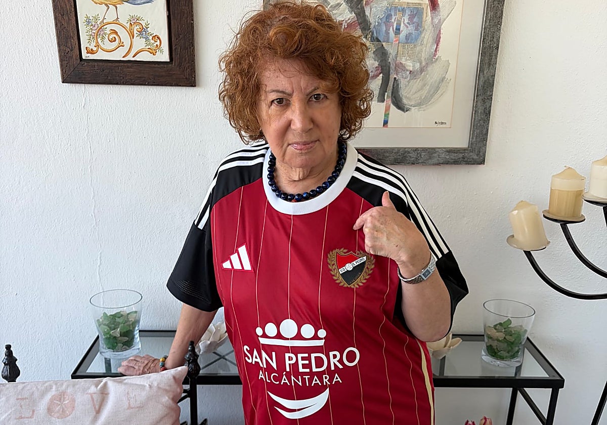 Rosa Villacastín, con la camiseta del San Pedro de Alcántara