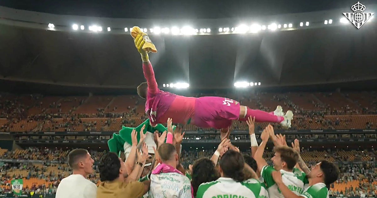 El manteo de la plantilla del Betis a Adrián como reconocimiento en su adiós al fútbol
