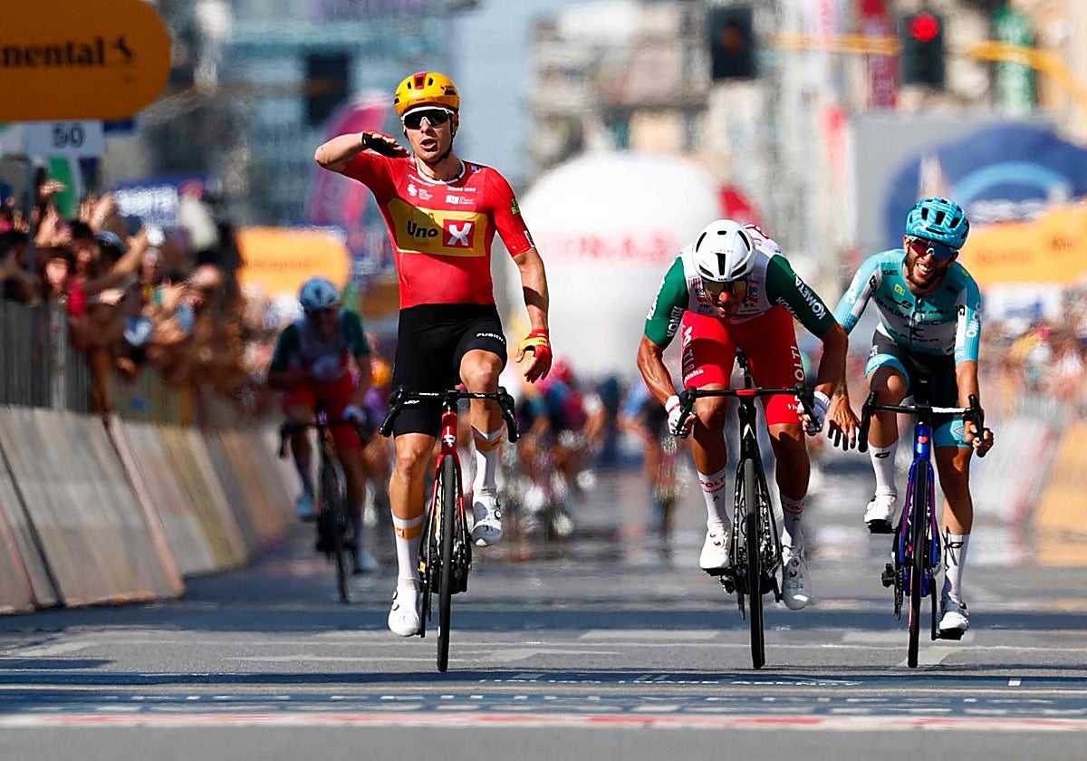 Dversnes ganó el sprint de cuatro y se adelantó al pelotón