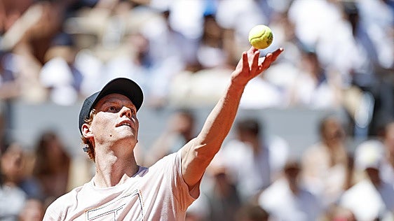 Todos los focos apuntan a Sinner en Roland Garros