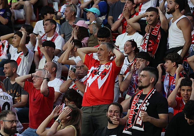 La afición del Rayo sufrió durante la segunda parte.