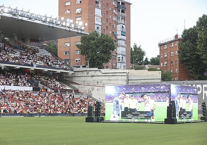 Los aficionados siguieron el partido por las pantallas instaladas en Vallecas.