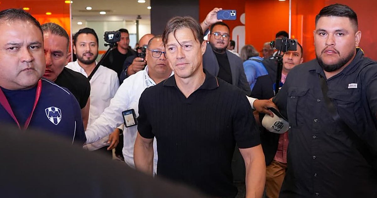 Almeyda aterriza en México con dardito al Sevilla FC: «Vengo a un club que me da confianza y cariño»