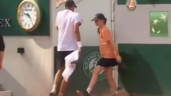 Jódar se defiende tras su polémico incidente con una recogepelotas en Roland Garros