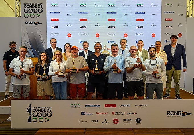 Todos los ganadores y las autoridades en la entrega de premios en el Real Club Náutico de Barcelona