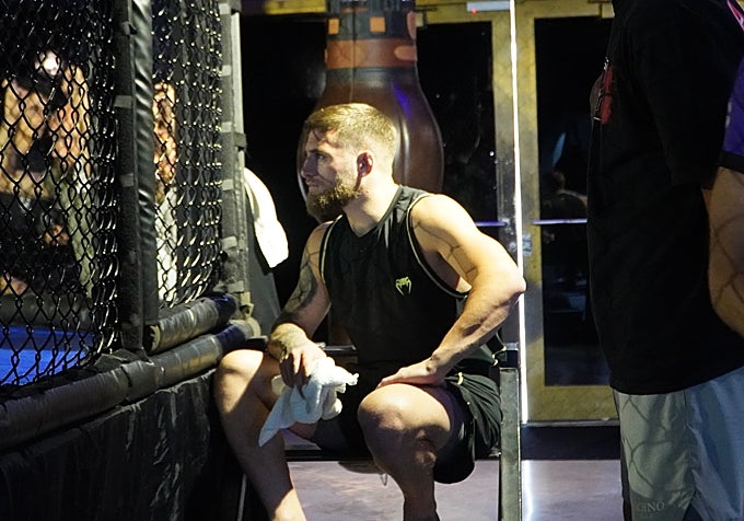 Aleksandre Topuria supervisa el sparring de Ilia