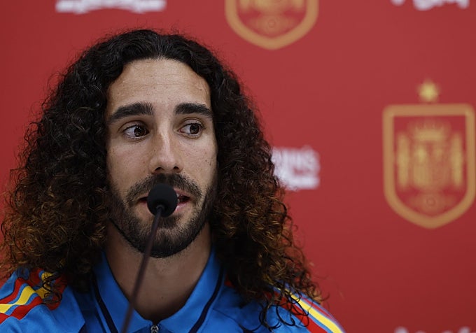 Cucurella en la rueda de prensa posterior al entrenamiento.